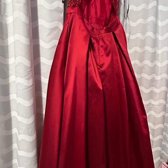 Elegant Red Evening Gown - Picture 2 of 2